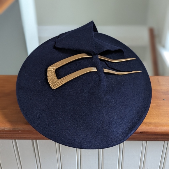 ✨ SOLD ✨ Vintage 1940s Navy Blue Asymmetrical Slanted Brim Hat Gold Detail Retro - Picture 3 of 7